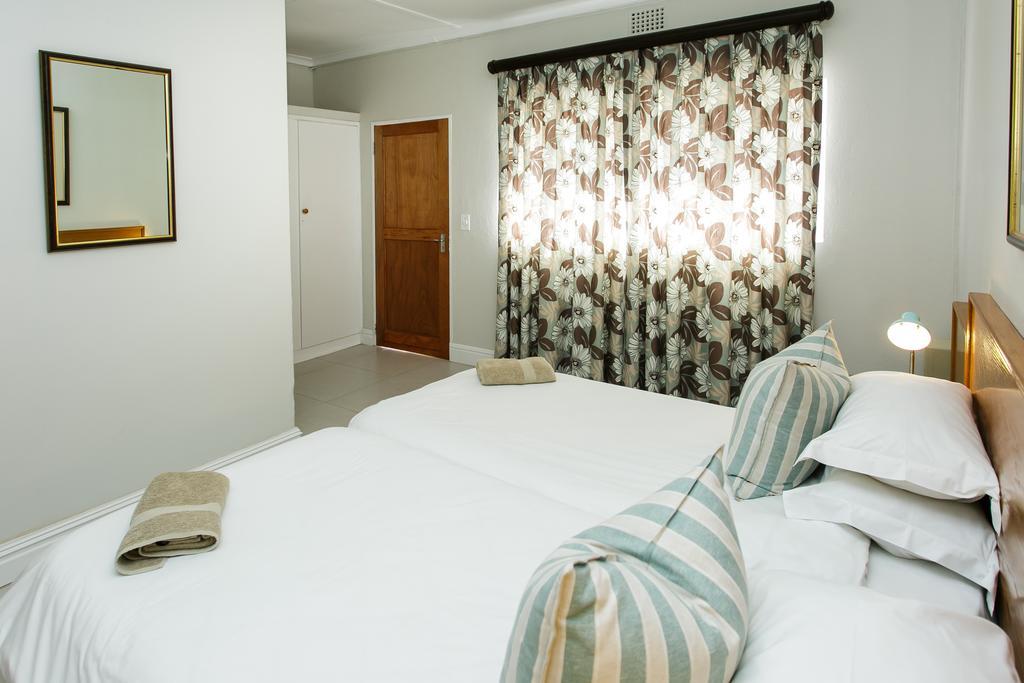 Wagon Wheel Country Lodge Б’юфорт-Вест Екстер'єр фото